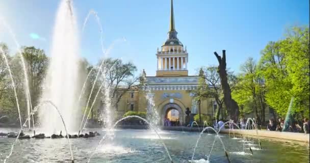 Russia, San Pietroburgo, 08 maggio 2016: L'edificio dell'ammiragliato con un bel tempo, la grande fontana sulle piazze, la gente cammina e celebra le vacanze di maggio, i tulipani rossi, gli alberi verdi e un'erba — Video Stock