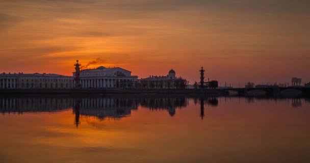 ロシア、サンクトペテルブルク、2016年3月28日:日没時のネバ川の水域のタイムラプス、水鏡、反射、ビルゼボイ、ドヴォルコビー、宮殿橋、証券取引所ビル、ラストラルネの列 — ストック動画