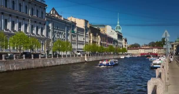 Russia, San Pietroburgo, 08 maggio 2016: Moyka River Embankment panorama verso il Ponte Rosso, centro commerciale, navi, barche, navigazione d'acqua, turisti, il centro storico, Università di Herzen — Video Stock