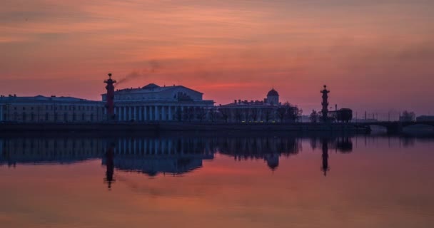 ロシア、サンクトペテルブルク、2016年3月28日:日没時のネバ川の水域のタイムラプス、水鏡、反射、ビルゼボイ、ドヴォルコビー、宮殿橋、証券取引所ビル、ラストラルネの列 — ストック動画