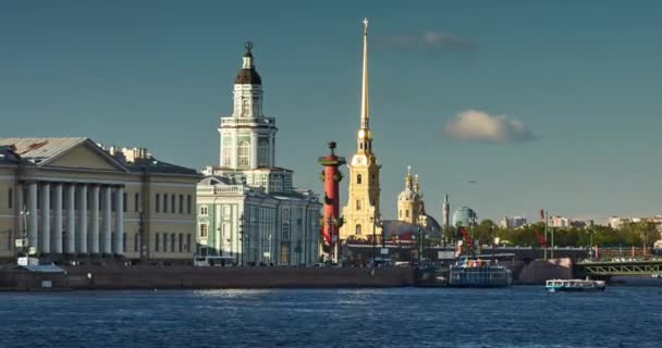 Rusya, Saint-Petersburg, 11 Mayıs 2016: Peter ve Paul Kalesi, Merak Kabinesi, Rostral sütunu, Mavi cami, Saray Köprüsü, Antropoloji Müzesi, Üniversite seti, zaman atlamalı — Stok video