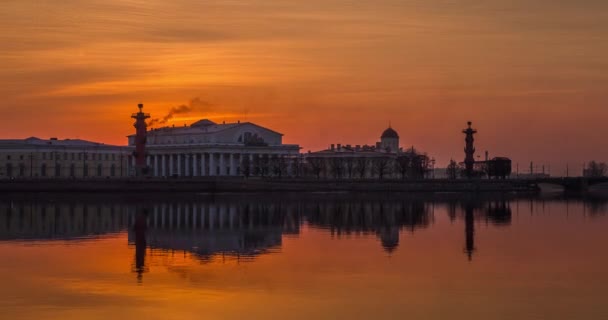 Rusko, Saint-Petrohrad, 28. březen 2016: časový interval u řeky Neva při západu slunce, zrcadlové vody, odrazy, Birzhevoy, Dvorcovy, palácové mostu, burzovní budova, Rastralnye sloupy — Stock video