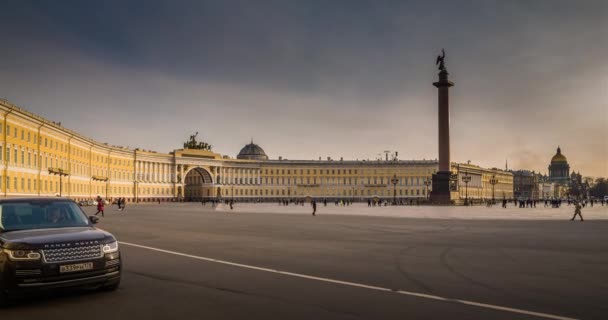 Россия, Санкт-Петербург, 19 марта 2016 года: Дворцовая площадь зимой, Александровская колонна, Зимний дворец, арка Главного штаба, на закате, дизайнер Росси триумфальная колесница, таймелапс 4к — стоковое видео