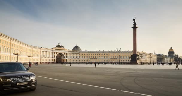 Oroszország, Szentpétervár, 19 március 2016: Palota tér télen, Alexander oszlop, Winter Palace, a boltozat a fő személyzeti, naplementekor, a tervező Rossi diadalmas szekér, TimeLapse 4k — Stock videók