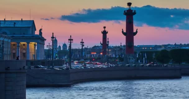 Ryssland, St Petersburg, 22 maj 2016: Timelapse vatten område med floden Neva vid solnedgången, vatten spegel, reflektioner, Birzhevoy, Dvorcovy, Palace bridge, Börshuset, fyrkantig, rostralt kolumner — Stockvideo