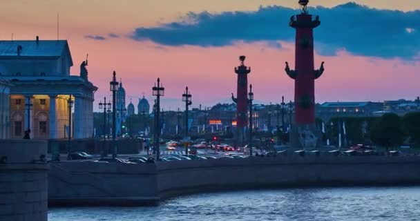 Russia, San Pietroburgo, 22 maggio 2016: Timelapse della zona d'acqua del fiume Neva al tramonto, specchio d'acqua, riflessioni, Birzhevoy, Dvorcovy, ponte sul Palazzo, Palazzo della Borsa, piazza, colonne Rostral — Video Stock