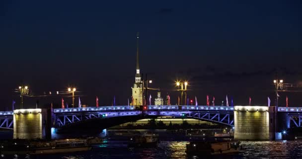 Rusia, San Petersburgo 22.05.2016: Abre se levanta el puente del Palacio en el fondo de la fortaleza de Pedro y Pablo, Petropavlovskaya, un montón de barcos de recreo esperando puente de reproducción time-lapse 4k video — Vídeos de Stock