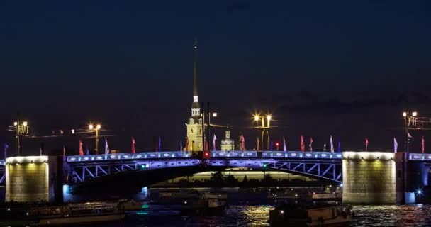 Росія, Санкт-Петербурзі 22.05.2016: Відкриває піднімається Palace Bridge на тлі Петропавлівська фортеця, Petropavlovskaya, багато задоволення кораблів очікування розведення міст сповільненої зйомки 4 к відео, ефект масштабу — стокове відео