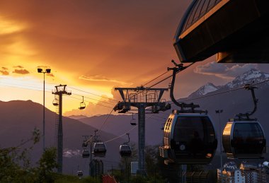 Ski lift, gün batımında, Kayak Merkezi Rosa Khutor, yamaçları teleferik kimse, fırtına bulutlar, dağlar tepe, Kafkasya, kablo araba, Olimpiyat Oyunları 2014, Aibga sırtı, Krasnaya
