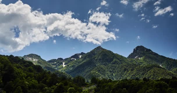 山 Timelaps 的克拉斯诺达尔地区，红波利亚纳，红林间空地，俄罗斯索契，清澈晴朗的天气，云漂浮在苍翠的山峦下本身, 留下阴影 — 图库视频影像