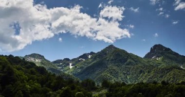 Dağlar Timelaps, Krasnodar bölgesi, Krasnaya Polyana, kırmızı glade, Sochi, Rusya Federasyonu, bir açık güneşli hava, bulutlar float yeşil dağlarda, kendisi altında gölgeler, etkisi zoom bırakarak
