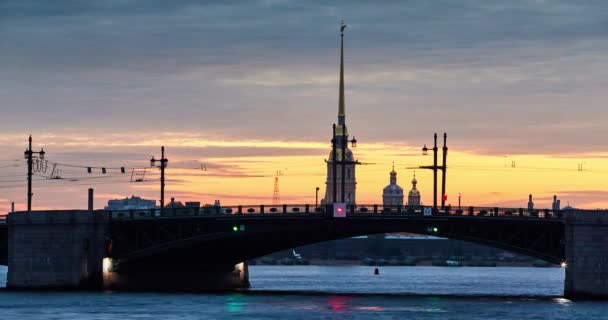 Russia, St. Petersburg 29 June 2016: Opens rises Palace Bridge on the background of the Peter and Paul fortress, Petropavlovskaya, water navigation, sinrise, golden spike, angel, church, time-lapse 4k video, zoom effect — Stock Video