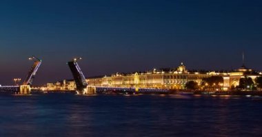 Rusya, Saint-Petersburg, 02 Temmuz 2016: hızlandırılmış bir açılış Palace Bridge, gözlem turistler, gündoğumu, Kış Sarayı, Hermitage, Bahriye, Neva Nehri'nde bir sürü bir sürü gemi ve tekne