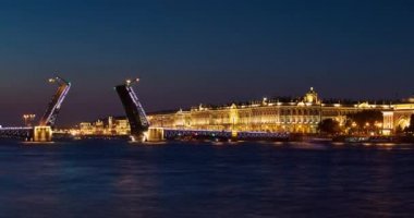 Rusya, Saint-Petersburg, 02 Temmuz 2016: hızlandırılmış bir açılış Palace Bridge, gözlem turistler, gündoğumu, Kış Sarayı, Hermitage, Bahriye, Neva Nehri'nde bir sürü bir sürü gemi ve tekne