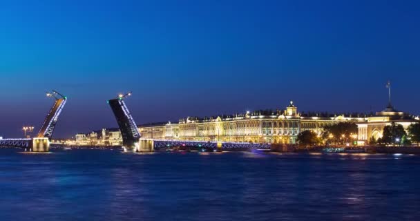 Russie, Saint-Pétersbourg, 02 juillet 2016 : Temps d'ouverture d'un pont du Palais, beaucoup de touristes observateurs, rivière Neva au lever du soleil, palais d'hiver, l'Ermitage, l'Amirauté, beaucoup de navires et bateaux — Video