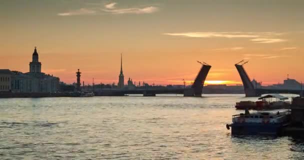 Oroszország, Szentpétervár, 2016. július 03.: gyorsított lezárása Palace Bridge napkeltekor, a Péter és Pál erőd Spike narancssárga ég, rosztrális colomn, hajók, csónakok, a forgalom kezdete — Stock videók