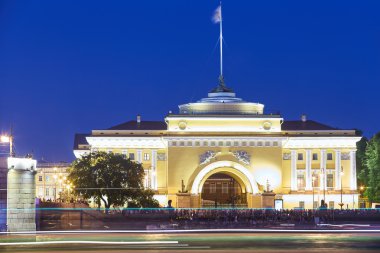 Rusya, Saint-Petersburg, 02 Temmuz 2016: açılış Palace Bridge, gözlem turistler, gündoğumu, Kış Sarayı, Hermitage, Bahriye, çok gemi ve deniz araçları, Neva Nehri'nde bir sürü uzun pozlama