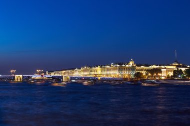 Rusya, Saint-Petersburg, 02 Temmuz 2016: açılış Palace Bridge, gözlem turistler, gündoğumu, Kış Sarayı, Hermitage, Bahriye, çok gemi ve deniz araçları, Neva Nehri'nde bir sürü uzun pozlama 