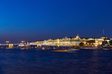 Rusya, Saint-Petersburg, 02 Temmuz 2016: açılış Palace Bridge, gözlem turistler, gündoğumu, Kış Sarayı, Hermitage, Bahriye, çok gemi ve deniz araçları, Neva Nehri'nde bir sürü uzun pozlama 