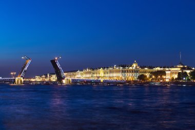 Rusya, Saint-Petersburg, 02 Temmuz 2016: açılış Palace Bridge, gözlem turistler, gündoğumu, Kış Sarayı, Hermitage, Bahriye, çok gemi ve deniz araçları, Neva Nehri'nde bir sürü uzun pozlama 