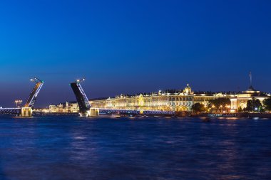 Rusya, Saint-Petersburg, 02 Temmuz 2016: açılış Palace Bridge, gözlem turistler, gündoğumu, Kış Sarayı, Hermitage, Bahriye, çok gemi ve deniz araçları, Neva Nehri'nde bir sürü uzun pozlama 