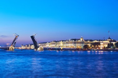 Rusya, Saint-Petersburg, 02 Temmuz 2016: açılış Palace Bridge, gözlem turistler, gündoğumu, Kış Sarayı, Hermitage, Bahriye, çok gemi ve deniz araçları, Neva Nehri'nde bir sürü uzun pozlama 