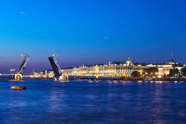 Russia, Saint-Petersburg, 02 July 2016: Opening Palace Bridge, a lot of Observing tourists, Neva River at sunrise, Winter Palace, the Hermitage, the Admiralty, a lot ships and boats, long exposure — Stock Photo, Image