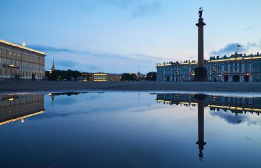 Rusya, Saint-Petersburg, 03 Temmuz 2016: Palace Square gece aydınlatma, Kış Sarayı, Hermitage, Alexander Column, yansıma bir yağmur, bir çok turist, günbatımı, sonra su havuzunda su ayna