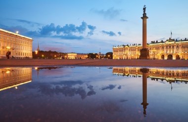 Rusya, Saint-Petersburg, 03 Temmuz 2016: Palace Square gece aydınlatma, Kış Sarayı, Hermitage, Alexander Column, yansıma bir yağmur, bir çok turist, günbatımı, sonra su havuzunda su ayna