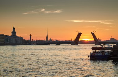 Rusya, Saint-Petersburg, 03 Temmuz 2016: Kapanış, Palace Bridge, gündoğumu, Peter ve Paul Fortress Spike turuncu gökyüzü, Rostral colomn, gemiler, tekneler, başlayarak, trafik, 