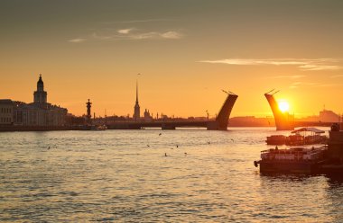 Rusya, Saint-Petersburg, 03 Temmuz 2016: Kapanış, Palace Bridge, gündoğumu, Peter ve Paul Fortress Spike turuncu gökyüzü, Rostral colomn, gemiler, tekneler, başlayarak, trafik, 
