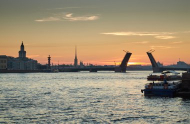 Rusya, Saint-Petersburg, 03 Temmuz 2016: Kapanış, Palace Bridge, gündoğumu, Peter ve Paul Fortress Spike turuncu gökyüzü, Rostral colomn, gemiler, tekneler, başlayarak, trafik, 
