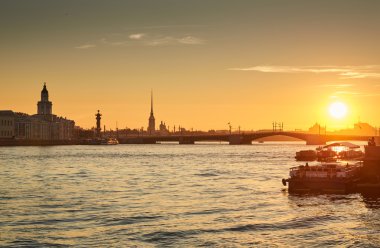 Rusya, Saint-Petersburg, 03 Temmuz 2016: Kapanış, Palace Bridge, gündoğumu, Peter ve Paul Fortress Spike turuncu gökyüzü, Rostral colomn, gemiler, tekneler, başlayarak, trafik, 