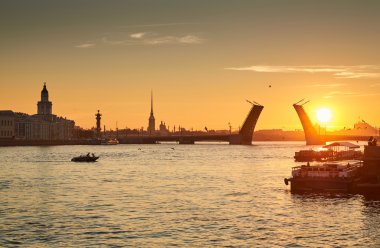Rusya, Saint-Petersburg, 03 Temmuz 2016: Kapanış, Palace Bridge, gündoğumu, Peter ve Paul Fortress Spike turuncu gökyüzü, Rostral colomn, gemiler, tekneler, başlayarak, trafik, 