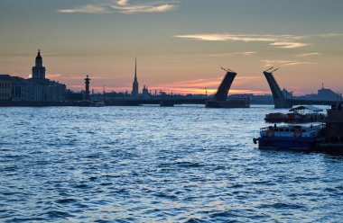Rusya, Saint-Petersburg, 03 Temmuz 2016: Kapanış, Palace Bridge, gündoğumu, Peter ve Paul Fortress Spike turuncu gökyüzü, Rostral colomn, gemiler, tekneler, başlayarak, trafik, 