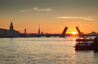 Rusya, Saint-Petersburg, 03 Temmuz 2016: Kapanış, Palace Bridge, gündoğumu, Peter ve Paul Fortress Spike turuncu gökyüzü, Rostral colomn, gemiler, tekneler, başlayarak, trafik, 