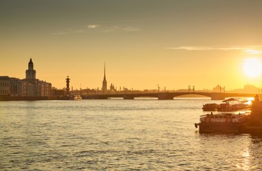 Rusya, Saint-Petersburg, 03 Temmuz 2016: Kapanış, Palace Bridge, gündoğumu, Peter ve Paul Fortress Spike turuncu gökyüzü, Rostral colomn, gemiler, tekneler, başlayarak, trafik, 