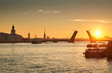 Rusya, Saint-Petersburg, 03 Temmuz 2016: Kapanış, Palace Bridge, gündoğumu, Peter ve Paul Fortress Spike turuncu gökyüzü, Rostral colomn, gemiler, tekneler, başlayarak, trafik, 