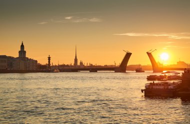 Rusya, Saint-Petersburg, 03 Temmuz 2016: Kapanış, Palace Bridge, gündoğumu, Peter ve Paul Fortress Spike turuncu gökyüzü, Rostral colomn, gemiler, tekneler, başlayarak, trafik, 