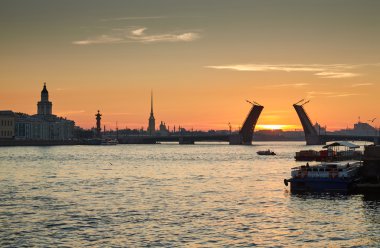 Rusya, Saint-Petersburg, 03 Temmuz 2016: Kapanış, Palace Bridge, gündoğumu, Peter ve Paul Fortress Spike turuncu gökyüzü, Rostral colomn, gemiler, tekneler, başlayarak, trafik, 