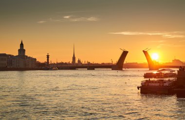 Rusya, Saint-Petersburg, 03 Temmuz 2016: Kapanış, Palace Bridge, gündoğumu, Peter ve Paul Fortress Spike turuncu gökyüzü, Rostral colomn, gemiler, tekneler, başlayarak, trafik, 