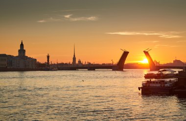 Rusya, Saint-Petersburg, 03 Temmuz 2016: Kapanış, Palace Bridge, gündoğumu, Peter ve Paul Fortress Spike turuncu gökyüzü, Rostral colomn, gemiler, tekneler, başlayarak, trafik, 