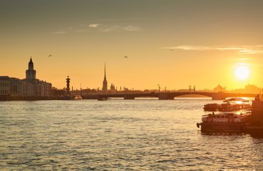 Rusya, Saint-Petersburg, 03 Temmuz 2016: Kapanış, Palace Bridge, gündoğumu, Peter ve Paul Fortress Spike turuncu gökyüzü, Rostral colomn, gemiler, tekneler, başlayarak, trafik, 