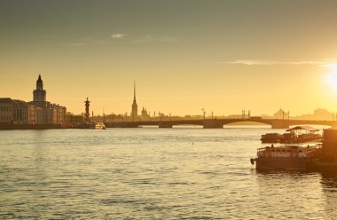 Rusya, Saint-Petersburg, 03 Temmuz 2016: Kapanış, Palace Bridge, gündoğumu, Peter ve Paul Fortress Spike turuncu gökyüzü, Rostral colomn, gemiler, tekneler, başlayarak, trafik, 