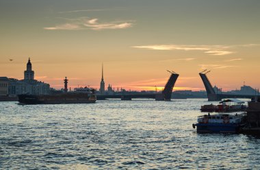 Rusya, Saint-Petersburg, 03 Temmuz 2016: Kapanış, Palace Bridge, gündoğumu, Peter ve Paul Fortress Spike turuncu gökyüzü, Rostral colomn, gemiler, tekneler, başlayarak, trafik, 