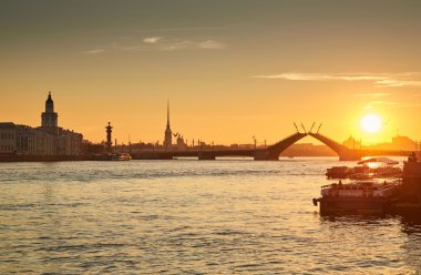 Rusya, Saint-Petersburg, 03 Temmuz 2016: Kapanış, Palace Bridge, gündoğumu, Peter ve Paul Fortress Spike turuncu gökyüzü, Rostral colomn, gemiler, tekneler, başlayarak, trafik, 