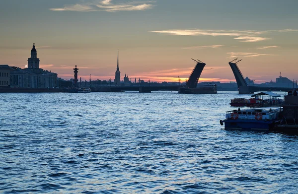 Rusya, Saint-Petersburg, 03 Temmuz 2016: Kapanış, Palace Bridge, gündoğumu, Peter ve Paul Fortress Spike turuncu gökyüzü, Rostral colomn, gemiler, tekneler, başlayarak, trafik, 