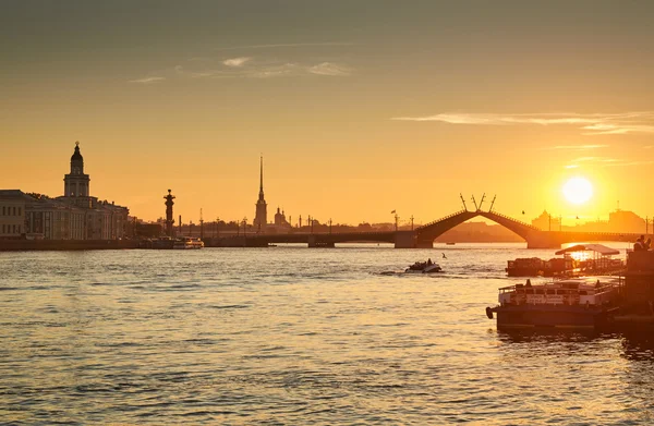 Rusya, Saint-Petersburg, 03 Temmuz 2016: Kapanış, Palace Bridge, gündoğumu, Peter ve Paul Fortress Spike turuncu gökyüzü, Rostral colomn, gemiler, tekneler, başlayarak, trafik, 