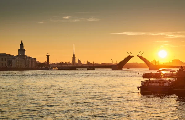 Rusya, Saint-Petersburg, 03 Temmuz 2016: Kapanış, Palace Bridge, gündoğumu, Peter ve Paul Fortress Spike turuncu gökyüzü, Rostral colomn, gemiler, tekneler, başlayarak, trafik, 