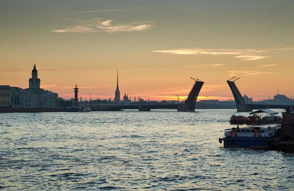 Rusya, Saint-Petersburg, 03 Temmuz 2016: Kapanış, Palace Bridge, gündoğumu, Peter ve Paul Fortress Spike turuncu gökyüzü, Rostral colomn, gemiler, tekneler, başlayarak, trafik, 